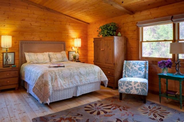 Upstairs loft bedroom. Lots of extra space and a very large tv. Upstairs loft bedroom. Lots of extra space and a very large tv.